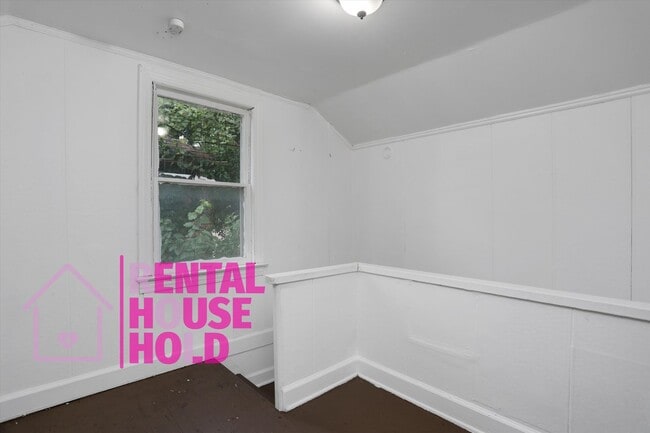 Building Photo - Summer Special~ 3 BEDROOM 1 BATH BUNGALOW ...