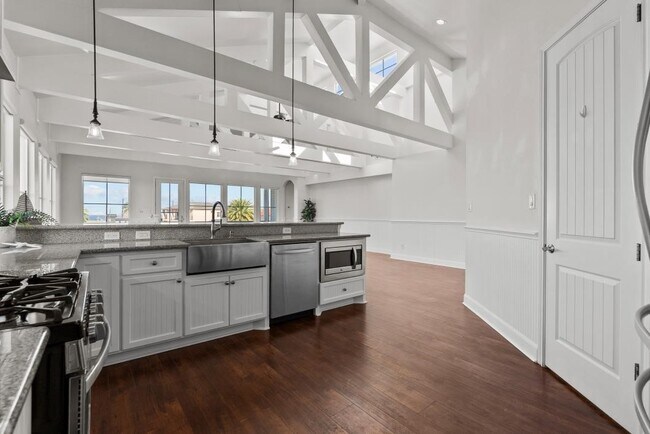 Building Photo - 2727 E Bayshore Dr
