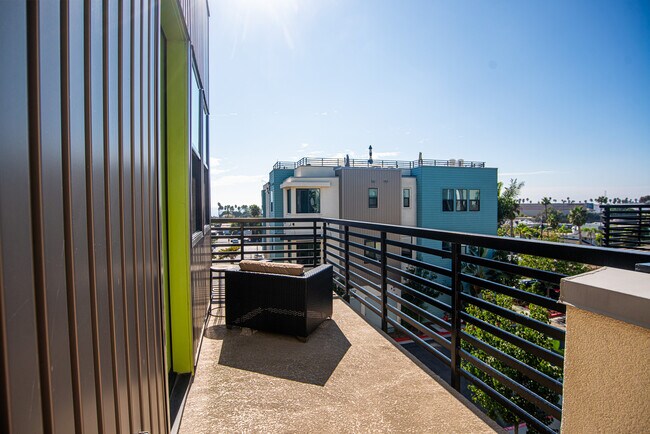 Building Photo - 1562- Vista del Mar Way