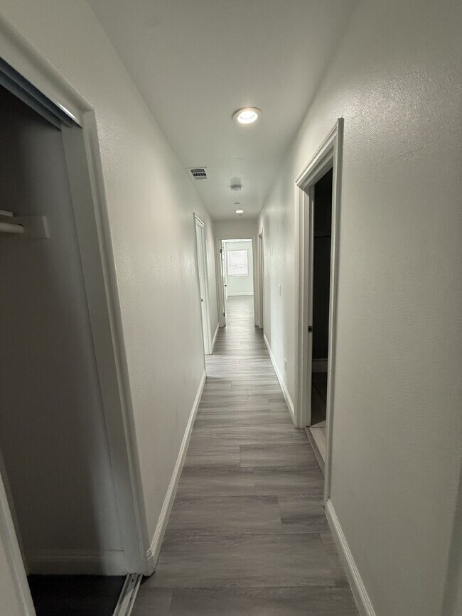 Building Photo - New Gas Range & Refrigerator.  Spacious rooms, private yard and RV parking.  Must see - Won't las...