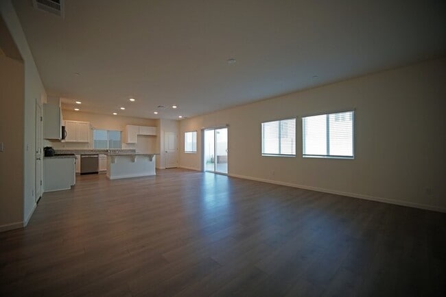 Building Photo - Beautiful 4 Bedroom PLUS office / den in Natomas!