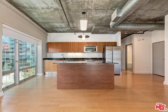 Building Photo - 645 W 9th St