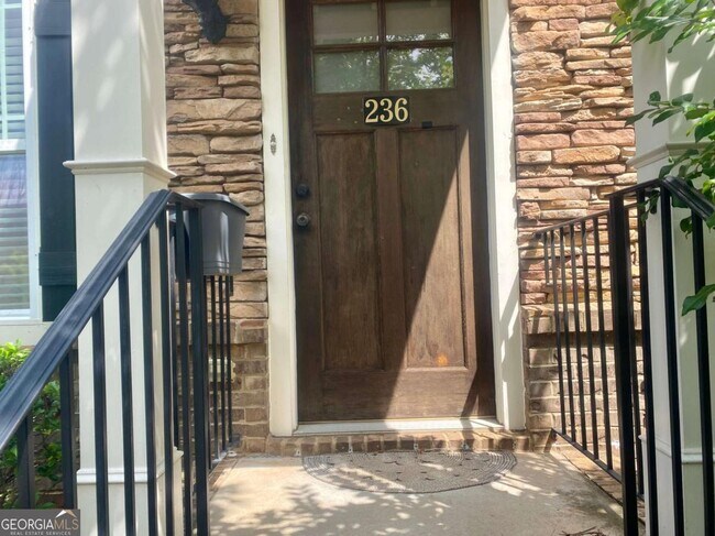 Building Photo - 236 Center Park Ln