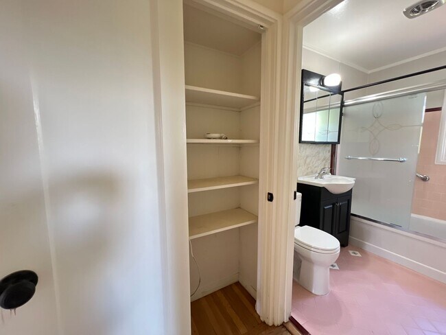Building Photo - 2 Bedroom/1 Bath Available in Oakland!