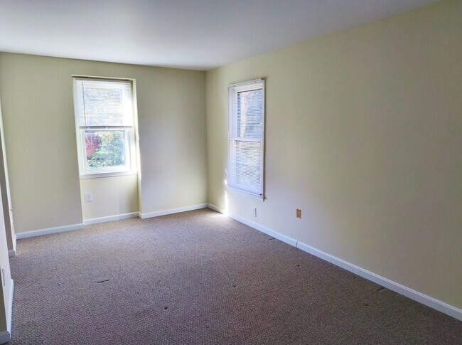 Building Photo - Charming Fair Woods Townhome Awaits