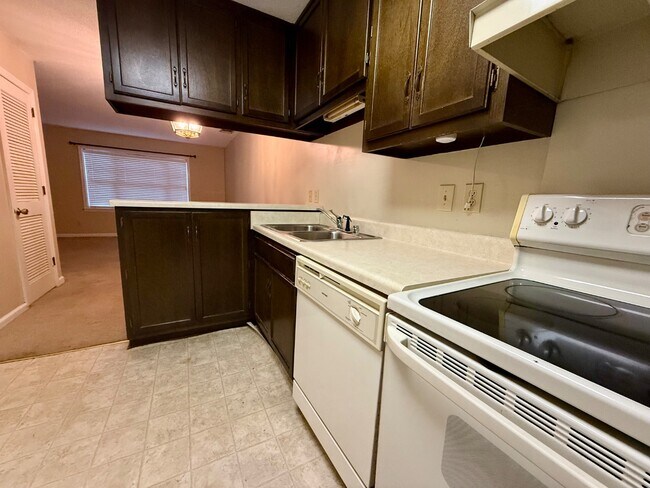 Building Photo - 2040 Woodlawn Dr SW