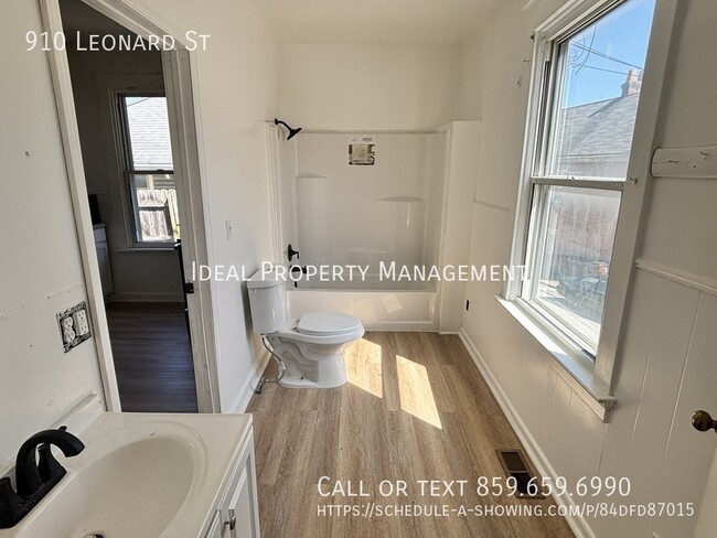 Building Photo - 910 Leonard St