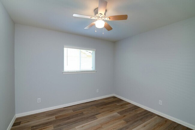 Building Photo - AVAILABLE NOW! GORGEOUS 3 BEDROOM HOME!