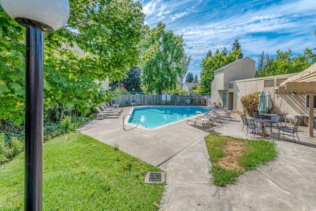 Building Photo - Convenient 2 Bedroom Condo in Bennett Valley