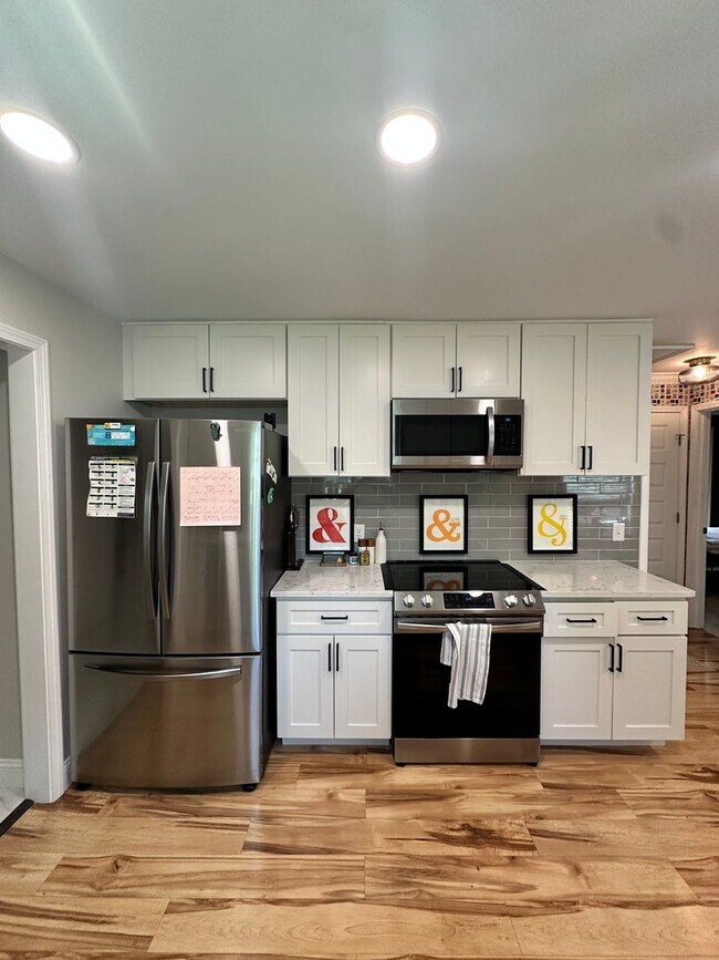 Building Photo - Classic Savannah Cottage with Modernized Interior, Fully Fenced Backyard