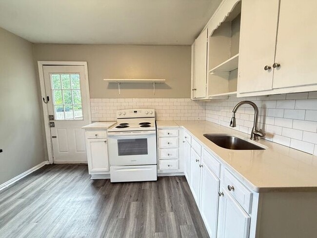 Building Photo - 2 Bedroom Cottage in Woodbine!