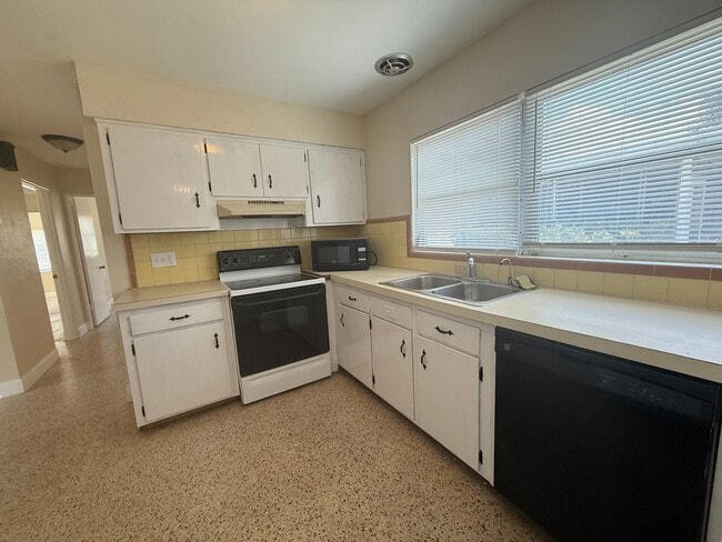Building Photo - Tyrone single family home 2/1