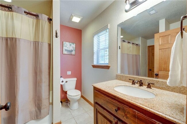 Building Photo - 495 Chicory Dr E