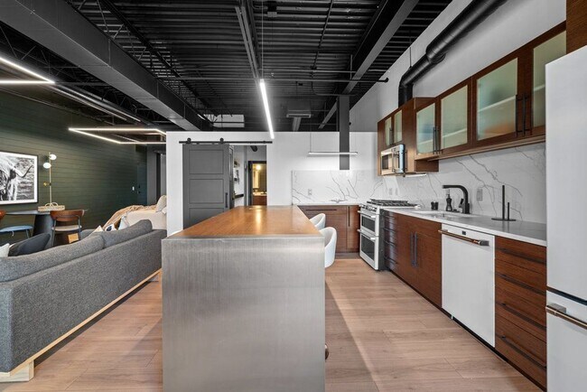 Building Photo - Stunning Fully Furnished Condo in Downtown...