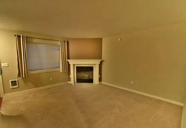 Building Photo - 1Bd/1.5Ba Everett Townhouse