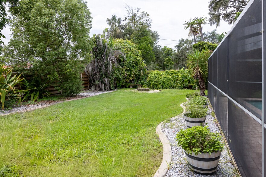 Building Photo - 615 Valle Vista Dr