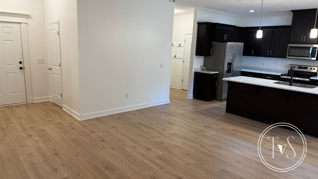 Building Photo - RATE DROP ALERT (was $2600/month) and MOVE IN SPECIAL: $1000 OFF 1ST MONTH'S RENT!**