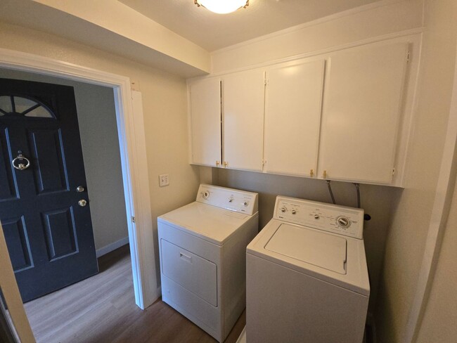 Building Photo - Updated Porter Ranch Townhome with Scenic ...