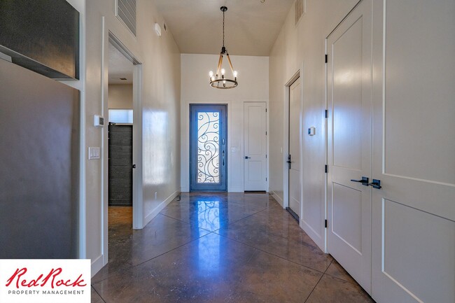 Building Photo - 4 Bedroom Luxury Home Near Sand Hollow