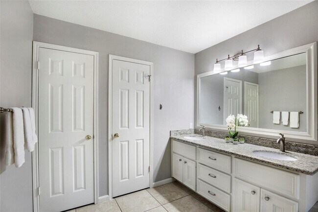 Building Photo - 98 S Village Knoll Cir