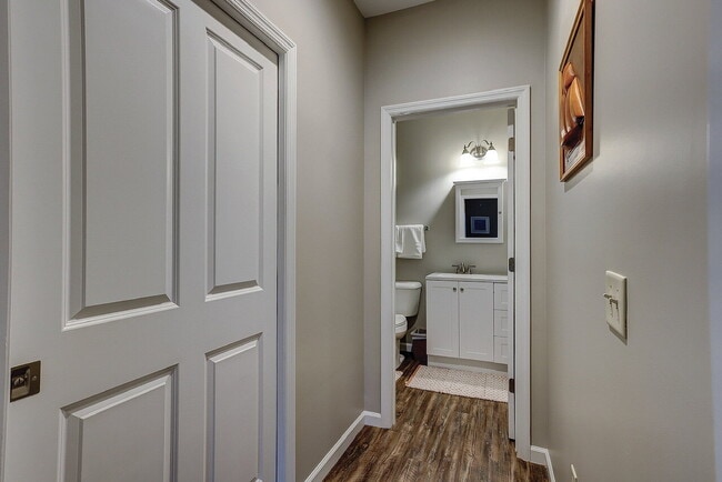 Building Photo - Fully Furnished Two Bedroom Apartment in t...