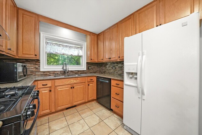 Building Photo - Updated Grayslake Home with Sunroom and Fl...
