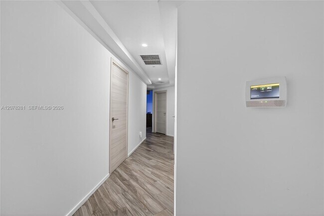 Building Photo - 801 S Miami Ave