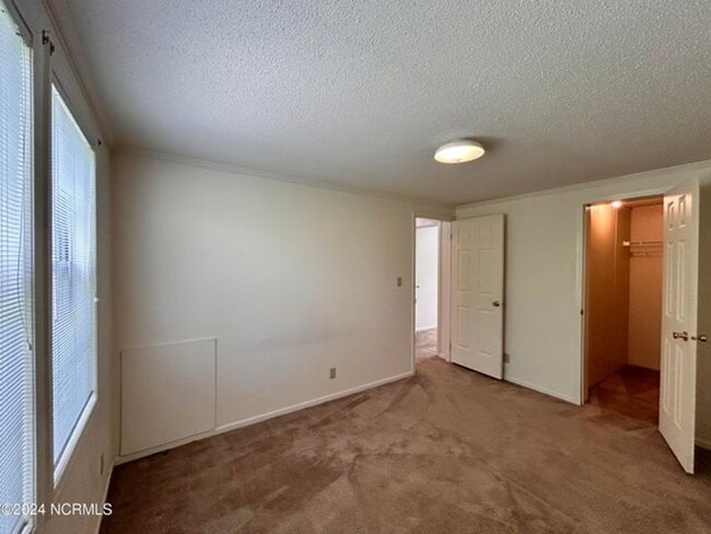 Building Photo - 1075 Captains Ct