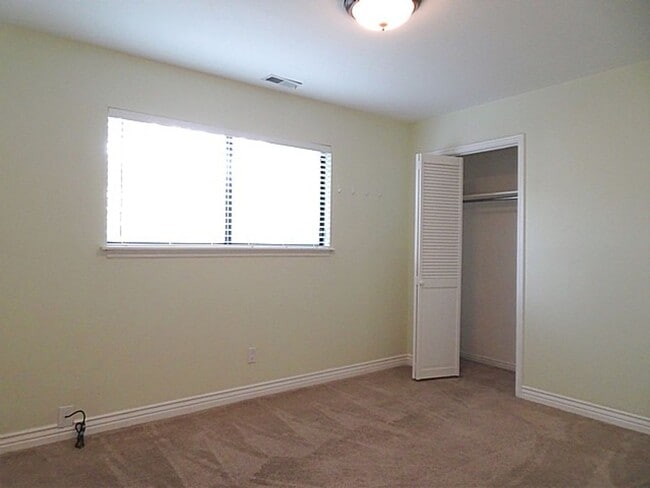Building Photo - Great location on Cul-de-Sac