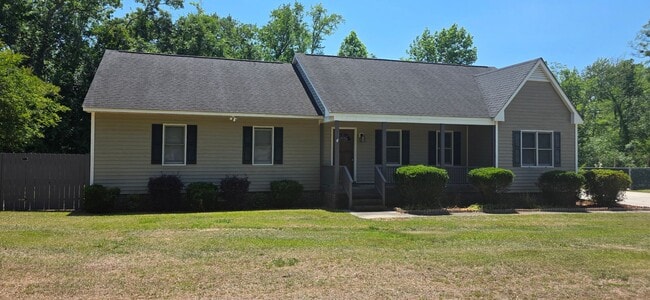 Building Photo - Nice Home with Many Amenities