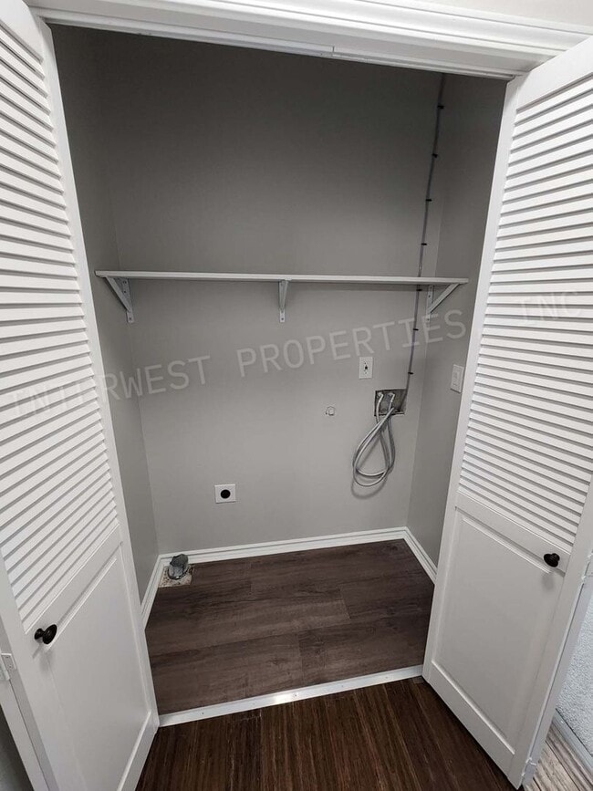 Building Photo - *1/2 OFF 1ST MONTH'S RENT PROMO* Super Cut...