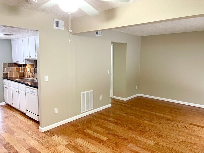 Building Photo - Welcome to this charming 3-bedroom, 2.5-ba...
