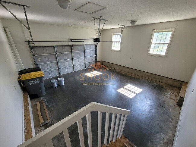 Building Photo - Large 3 BR Townhome/Condo - Available mid June