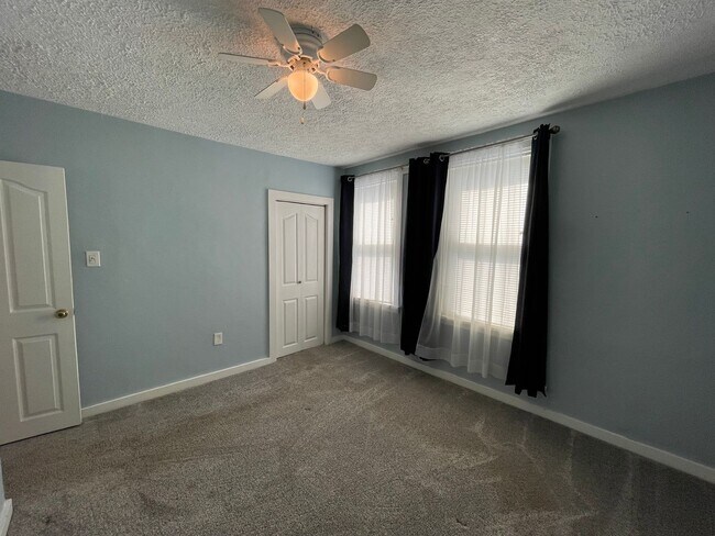 Building Photo - Charming 2BR Home with Large Yard & Porch in Mount Washington