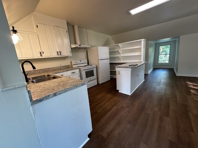 Building Photo - 210 E Ogeechee St