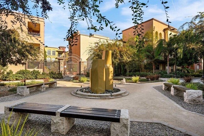 Building Photo - UPTOWN DISTRICT Ground Floor End Unit-2 Bedroom / 2 Bathroom-AVAILABLE NOW!