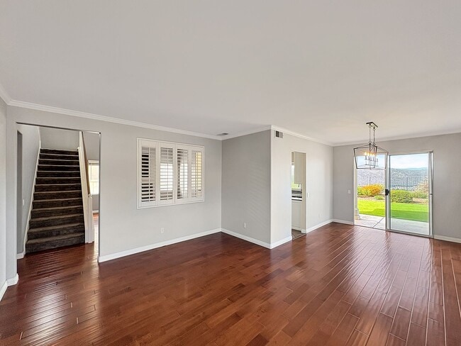 Building Photo - Beautiful 4B/3BA house w/ large backyard i...