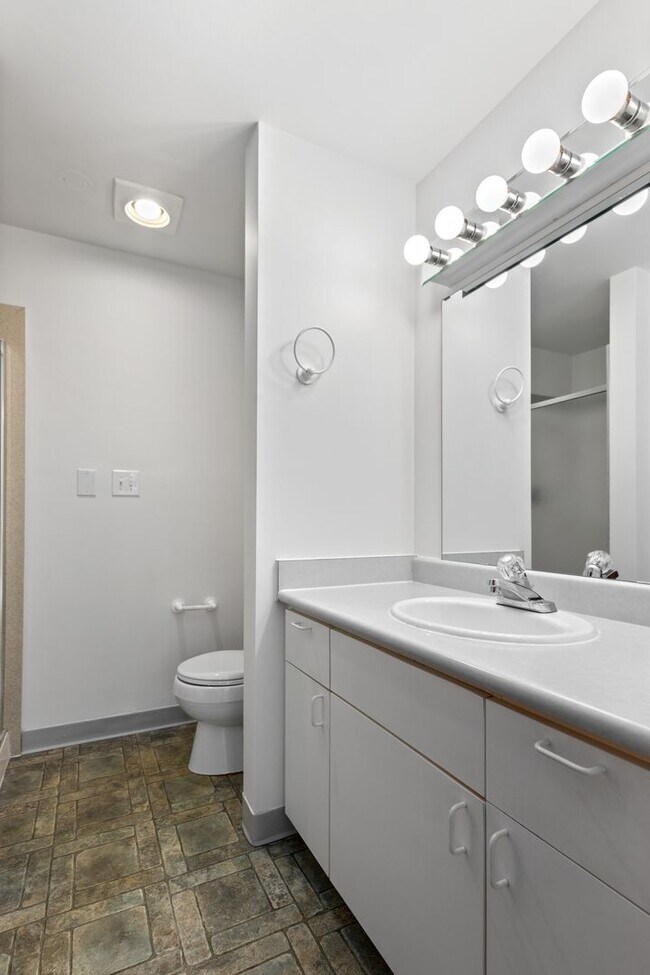 Building Photo - 2Bd/1.75Ba Seattle Condo