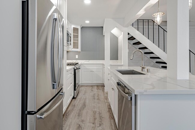 Building Photo - Fully Updated 2 Bedroom 1 Bath Condo