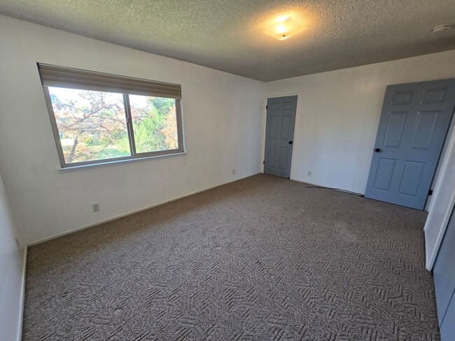 Building Photo - Cozy 2 bed 2 bath