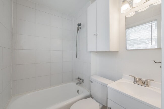 Building Photo - Efficiency apartment in the Historical Fai...