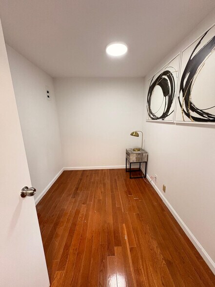 Building Photo - 402 E 11th St