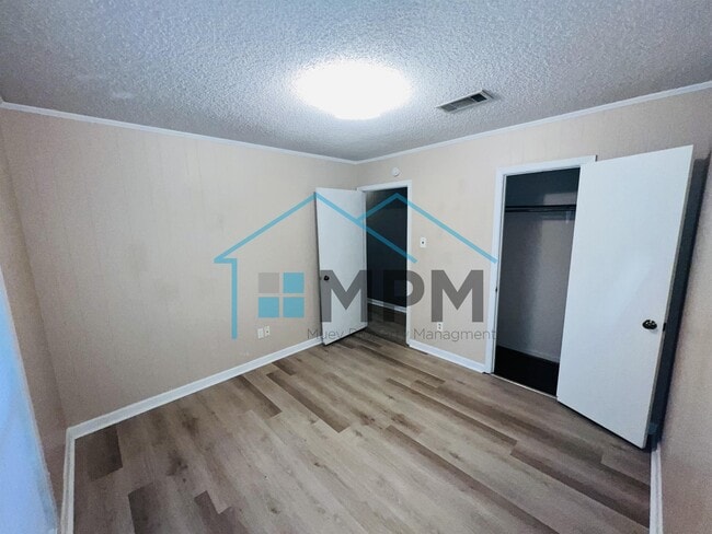 Building Photo - 105 Hilltop Dr