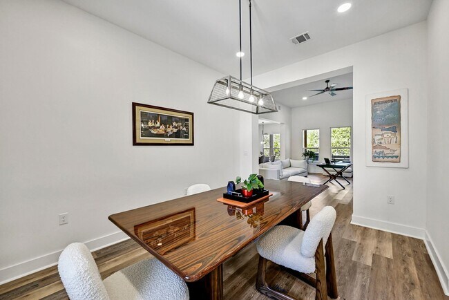 Building Photo - 104 Desert Rose S