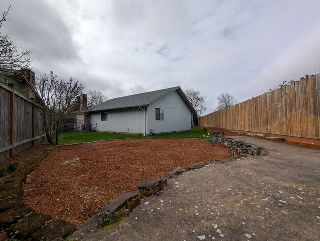 Building Photo - Great 4bed/2 bath home in west Eugene!