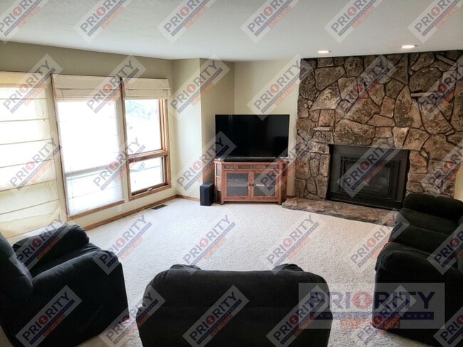 Building Photo - 3 bedroom, 2.5 bath Single-Family Home