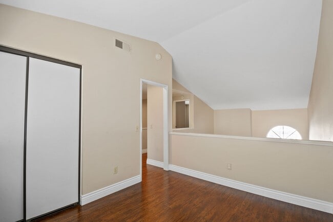 Building Photo - Modern 2BD 2.5BA Townhome with Vaulted Ceilings, Private Pergola Patio, and One-Car attached Garage