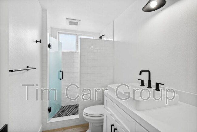 Building Photo - 526 Irvine Ave