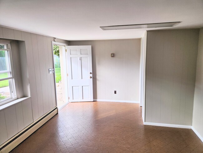 Building Photo - 566 Warren Ave