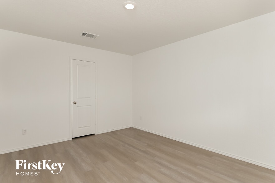 Building Photo - 10623 Vinateros Dr